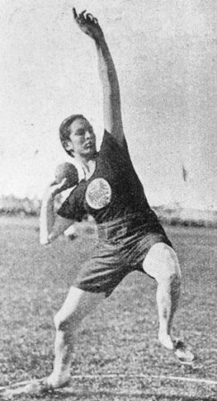 Lilli Henoch, una destacada atleta alemana de origen judío con 10 marcas nacionales en pista, murió fusilada por tropas nazi en septiembre de 1942.