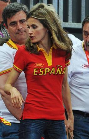 Letizia se visitó con unos jeans y la camiseta del equipo español.