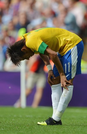 Neymar no oculta su frustación en la cancha.