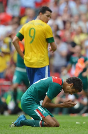 Tras un intenso trabajo de equipo, Diego Reyes cae en el piso al finalizar el juego.