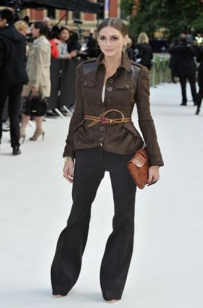 ¡Incluye detalles masculinos en tu look! Inspírate en Olivia Palermo, y crea un look con personalidad. Infaltables, la chaqueta militar y los pantalones de botamanga ancha ¿Para completar el look? Súbete a unos tacones altísimos.