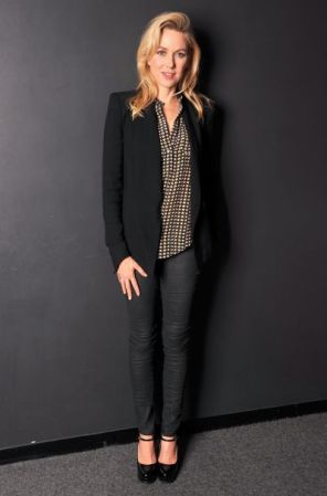 El look de Naomi Watts es perfecto para las chicas clásicas. La sumatoria de blazer + pantalón cigarette y camisa estampada, es un hit que garantiza el éxito.