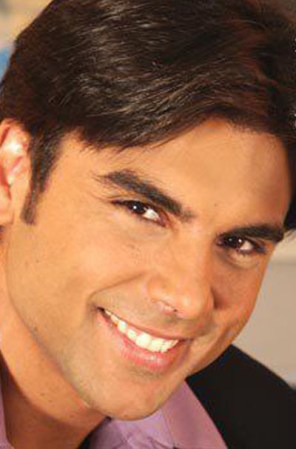 Su carrera artística comenzó como modelo en su país natal pero su consagración internacional llegó en México donde por dos años integró el grupo de bailarines de la famosa cantante Yuri.