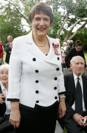 Helen Clark fue Primer Ministro de Nueva Zelanda hasta el 2008. Durante su mandato se enviaron tropas a Afganistán para ayudar a su reconstrucción. Hoy, es directora del Programa de las Naciones Unidas para el Desarrollo y es Miembro Honorario de la Fundación Internacional Raoul Wallenberg.