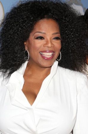 Oprah Winfrey. La presentadora y empresaria es una de las mujeres más influyentes del mundo y utiliza su poder con fines solidarios. Destinó más de 50 millones de dólares a dos ONG’s que llevan su nombre cuyos fines son la promoción y el apoyo a la educación y los cuidados sanitarios de las mujeres y niños más desfavorecidos.