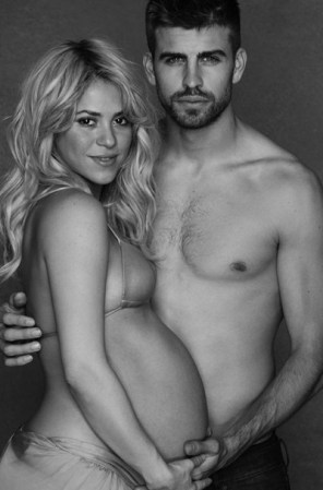 Poco tiempo antes de dar a luz, una embarazadísima Shakira y su pareja Piqué, posaron para una campaña solidaria de UNICEF.