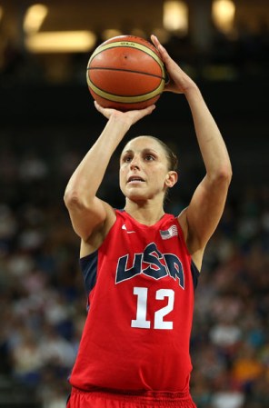 Día 13: El equipo estadounidense femenil de basketball, venció a Australia y logró su pase a la final.
