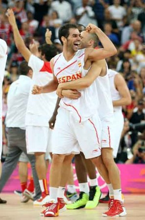 Día 14: El equipo español varonil de basketball avanzó a la final Olímpica al vencer a rusia 67-59.