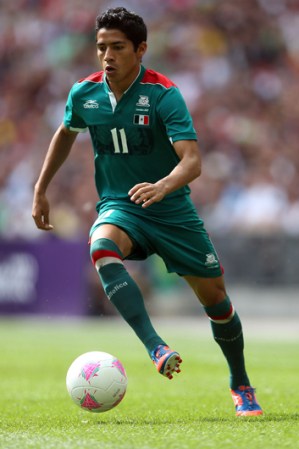 Javier Aquino, de México, en acción durante el emocionante partido.