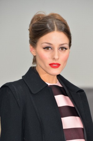 Olivia Palermo usa el mandarina para una pasarela. Es un tono divertido y ayuda a inyectar el nivel exacto de color necesario para eliminar la apariencia sin vida de las pieles claras.