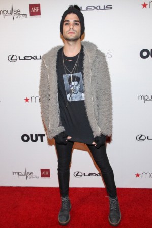 El famoso DJ Josh LeCash amenizó la fiesta y dejó a más de uno con la boca abierta con este conjunto de saco gris de pelos, botas desgastadas y maquillaje dark. ¡Sensacional!