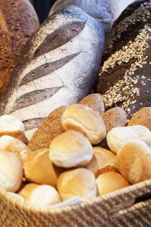 Panes y cereales integrales: mantienen sano el tracto digestivo y protegen contra parásitos intestinales.