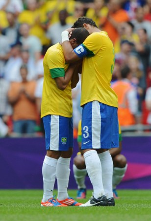 Romulo y Thiago Silva, de Brasil, se abrazan tras caer ante México.