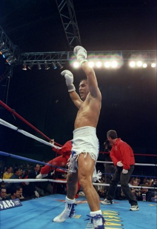 Finalmente ese 1 de marzo de 1997, Héctor "Macho" Camacho fue el campeón de la pelea contra Sugar Ray Leonard en Atlantic City, Nueva Jersey.