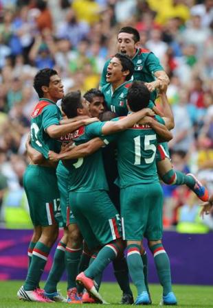 Méxicoo saborea la gloria tras un intenso partido.