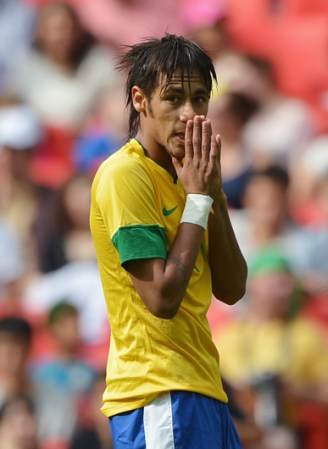 No cabe duda que para Neymar el partido fue frustrante.
