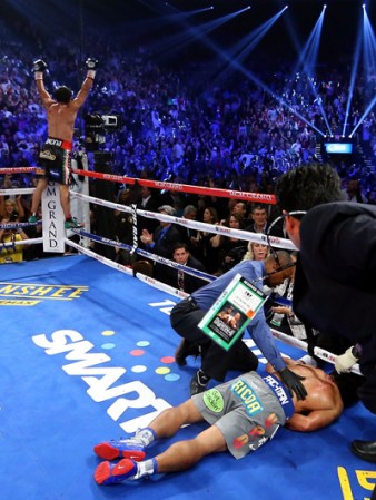 Mientras Pacquiao estaba en la lona, Márquez celebraba con su público el triunfo.