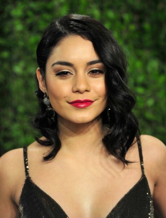 La era de la década de 1980 está de vuelta con las mujeres que usan colores rosas intensos, un tono de piel más oscura como la de Vanessa Hudgens, puede lucir realmente atractiva con un color rosa intenso y pesado.