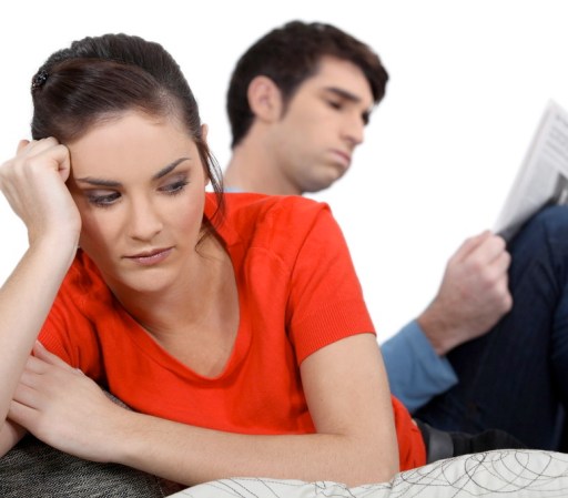 La diversión es uno de los aspectos más importantes en una relación. Si lo notas serio, si no tiene buen humor, si está apagado o nunca tiene energías para salir a hacer algún programa divertido, no pierdas el tiempo y búscate un hombre que te hago doblar a carcajadas.