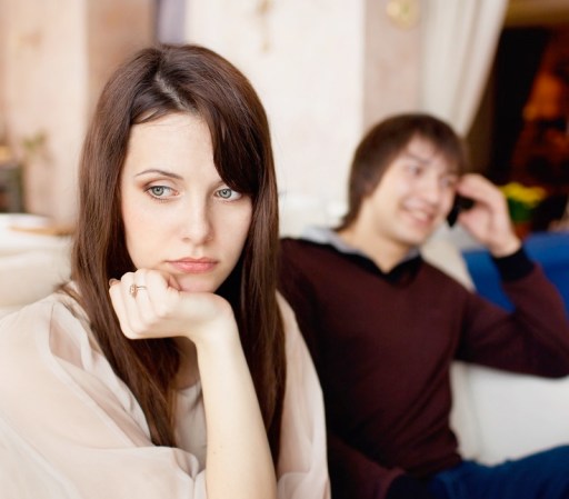 Muchos hombres intentan olvidar a la ex con otra mujer. Y esa podrías ser tú. Si ves que habla sobre ella a menudo, si siempre tiene alguna anécdota que contar o si, incluso, habla mucho por teléfono con ella, claramente aún no lo ha superado y no podría comprometerse realmente contigo.