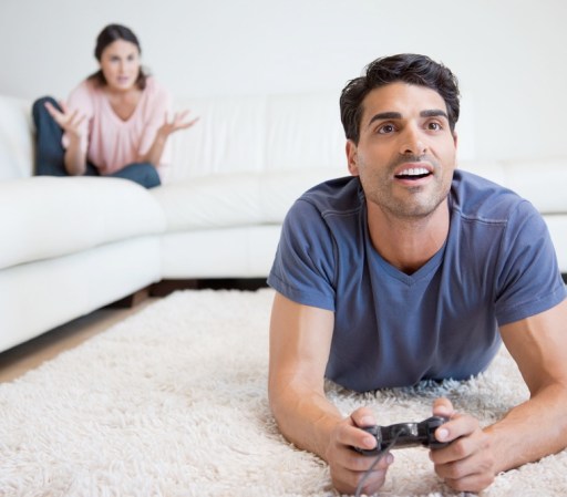 Si ves que él nunca te escucha, que no recuerda nada de lo que le has contado y, además, no tiene ningún interés en conocer a tus amigas o familiares, olvídalo. Él está buscando otra cosa...