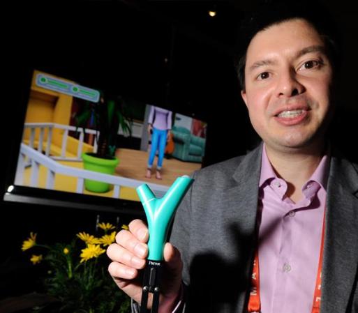 El monitor, Parrot's Flower Power, detecta el entorno de la planta y transmite la información al teléfono inteligente del usuario.