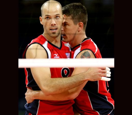 Riley Salmon y Clayton Stanley del equipo de voleyball de Estados Unidos celebran un tanto en el partido contra Serbia. Riley lleva estampado su brazo izquierdo.