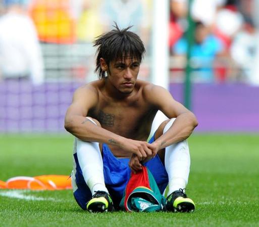 Neymar fue uno de los que más expresó su frustración en la cancha.