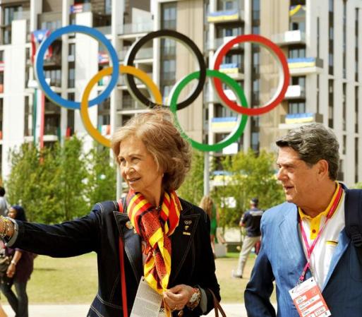 El Embajador español en el Reino Unido, Federico Trillo, acompañó personalmente a la Reina Sofía.