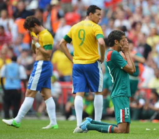 Diego Reyes cae al suelo de la emoción al declararse México ganador del oro.