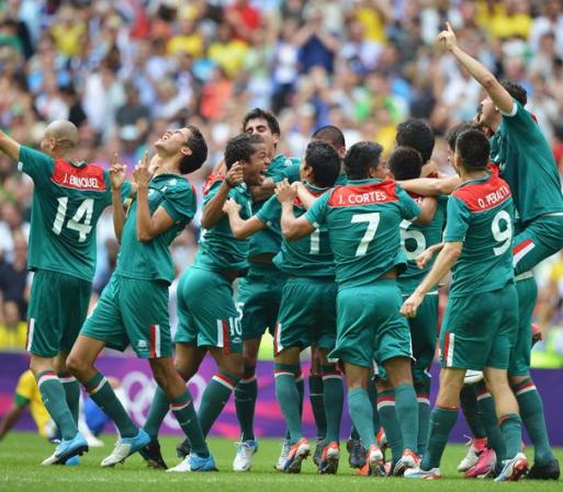 Al finalizar el partido, el equipo mexicano saborea la gloria olímpica.