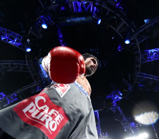 Manny Pacquiao en esta artística fotografía de él sobre el ring de la MGM Grand Garden Arena, de las Vegas.