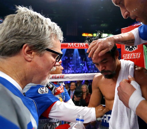 El entrenador Freddie Roach le daba ánimos y consejos a Manny Pacquiao entre rounds contra Juan Manuel Marquez.