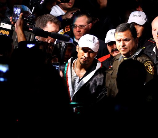 Juan Manuel Márquez camina hacia el ring para encontrarse con Manny Pacquiao.