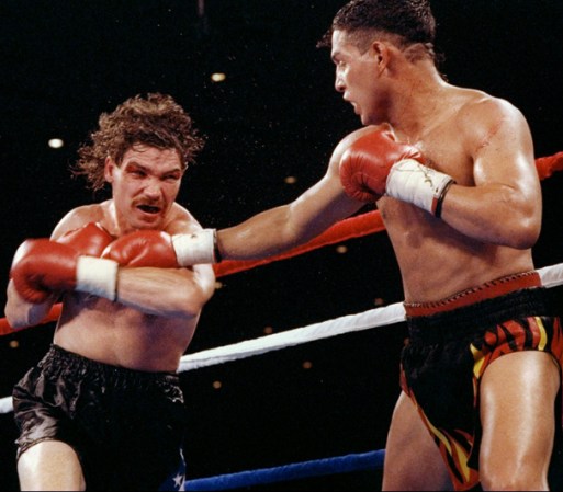 Héctor "Macho" Camacho intercambia golpes con Eddie Van Kirk, en una pelea realizada el 1 de agosto de 1992.