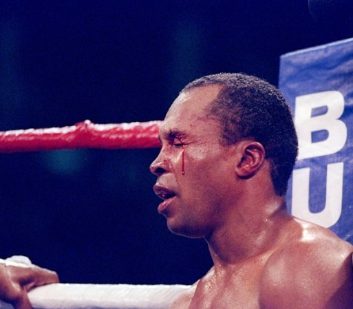 En la pelea del 1 de marzo de 1997, Sugar Ray Leonard toma un respiro en su esquina.