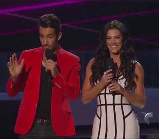 Los protagonista de la telenovela "Santa Diabla": Gaby Espino y Aarón Díaz fueron los encargados de las conducción.