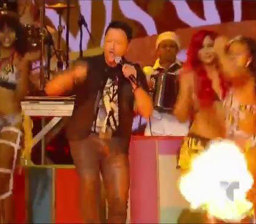 Elvis Crespo fue el encargado de abrir con música esta gran noche.