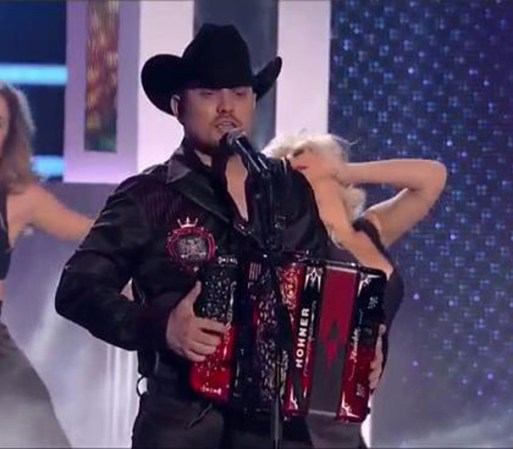 Tras 40 semanas en la lista Hot de Billboard Voz de Mando se presentó en el escenario de Premios Tu Mundo.
