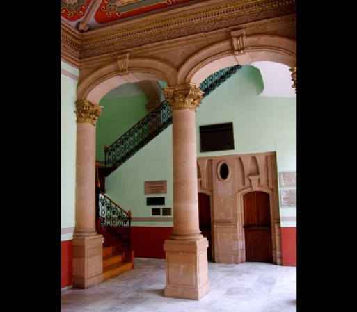Precisamente uno de los edificios históricos que mas se destaca en Lagos de Moreno, es el Teatro José Rosas Moreno.