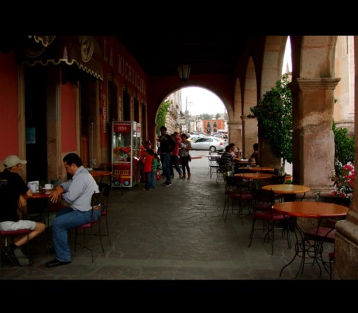 Abundan lugares donde residentes y turistas pueden gozar de un delicioso café o comida típica de la región.