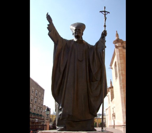 Una estatua del Papa Juan Pablo II es muestra de la fe que gran parte de este pueblo tienen a la iglesia católica.
