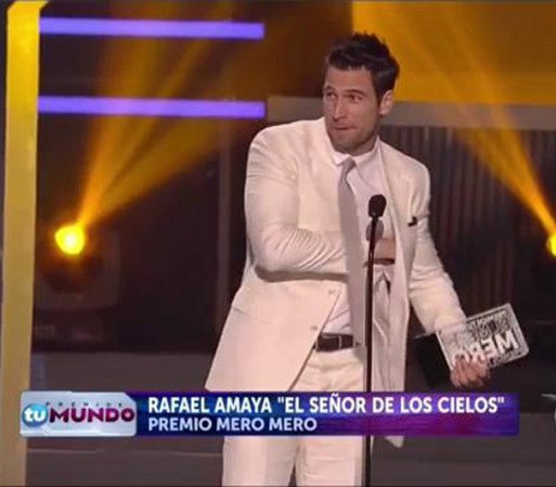 Rafael Amaya muy emocionado tras llevarse el premio en la categoría el "Malo Malo".