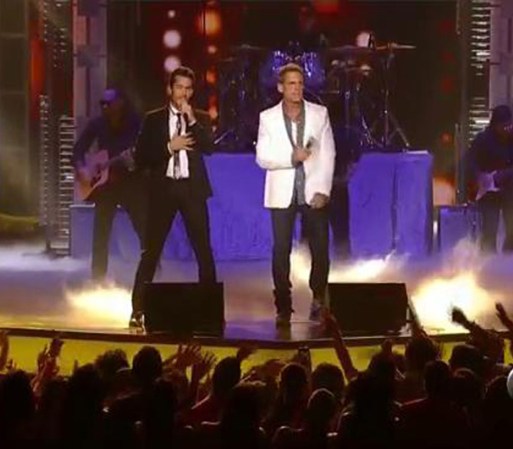 Los guapos Aarón Díaz y Carlos Ponce interpretaron el tema de la telenovela "Santa Diabla".