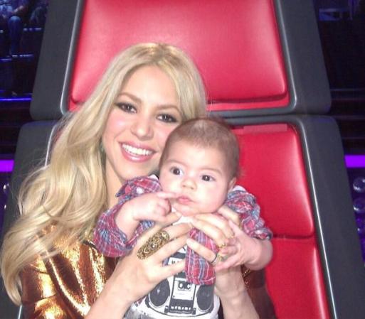 Como sus padres son muy ocupados, Milán los acompaña a su trabajo. Aquí junto a Shakira en los estudios de "The Voice"