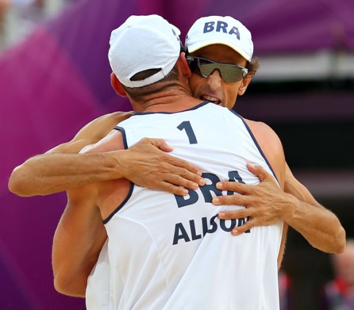 Día 10: El equipo brasileño de volleyball de playa inegrado por Emanuel y Alison, venció a Polonia y avanza a las semifinales, como uno de los favoritos.