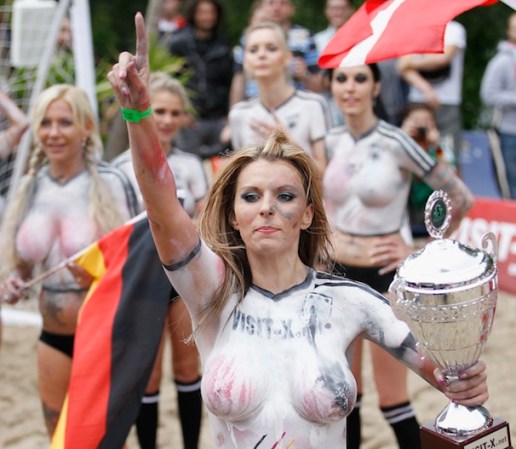 Las alemanas pasaron a la cancha con la copa y su bandera.