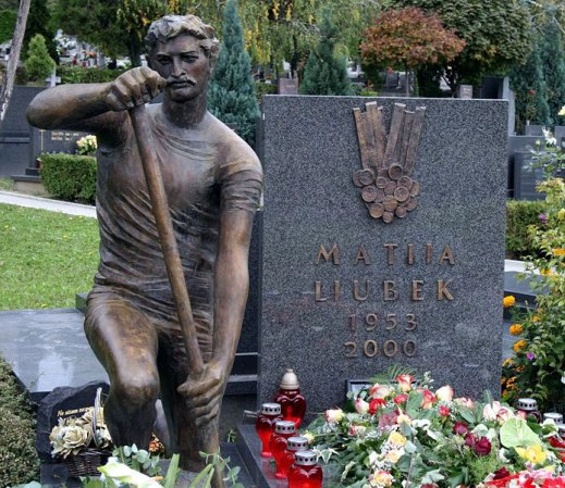 Matija Ljubek fue un exitoso competidor croata de carreras en canoa. Fue asesinado el 11 de octubre del 2000 por su suegro, mientras defendía de sus ataques a su madre. En la imagen, su tumba.