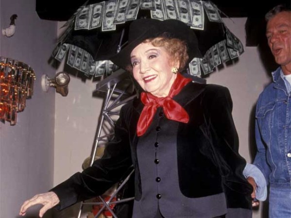Claudette Colbert, ya mayor.