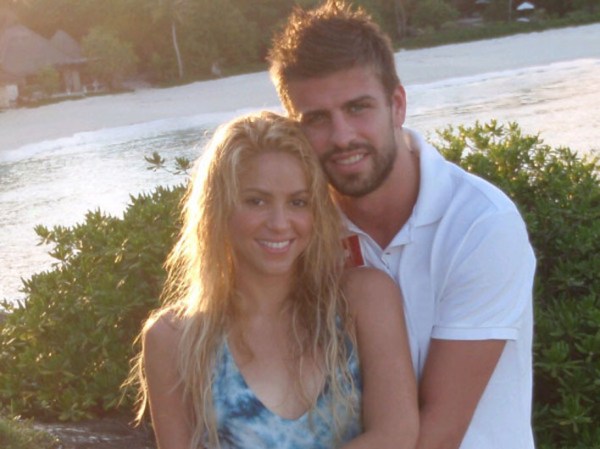En marzo de 2011, la colombiana finalmente hizo oficial su noviazgo por medio de Twitter con una foto de ella y Piqué y el mensaje, “Les presento a mi sol”.